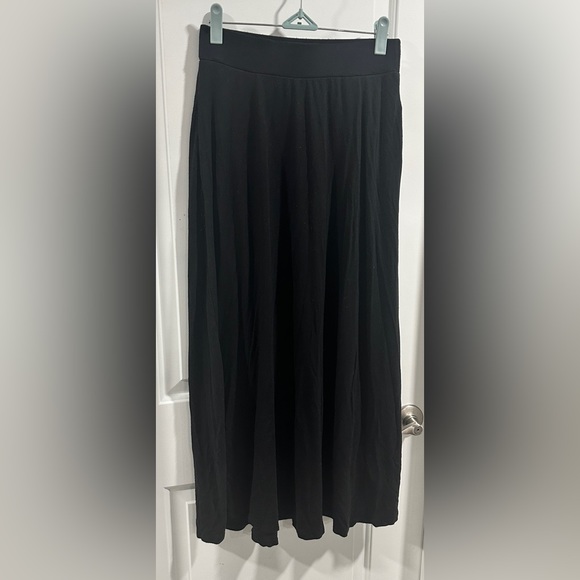 Boden Dresses & Skirts - Boden Black Flowy Skirt